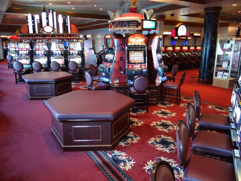 Pros & Cons of Drinking at a Casino