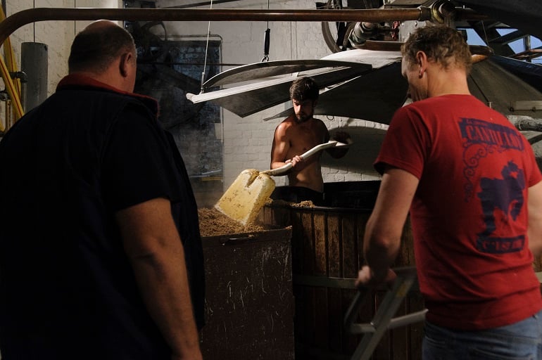 cantillon_shoveling_spent_grain.jpg