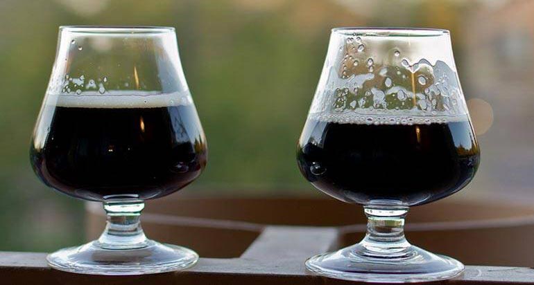 Two glasses of dark beer side by side illustrating the difference between porter and stout.