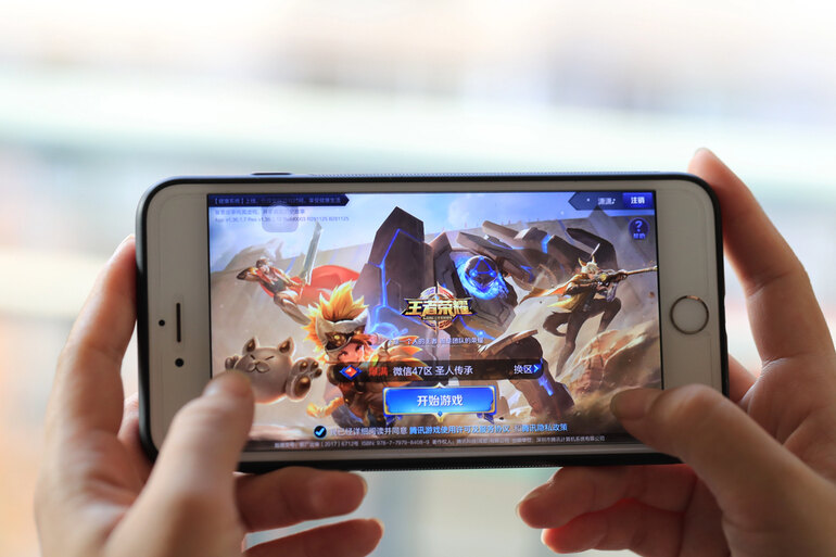 A person enjoying mobile esports on the 1win app on a smartphone