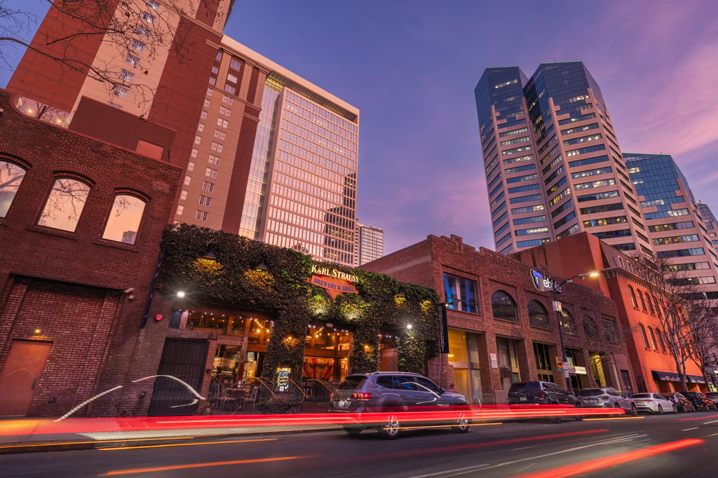 Karl Strauss - Downtown Exterior