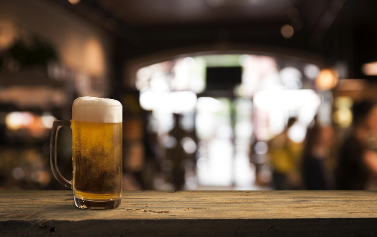 A freshly poured glass of craft beer resting on a wooden bar, reflecting the evolving beer culture shaped by taste, innovation, and modern brewing in 2026