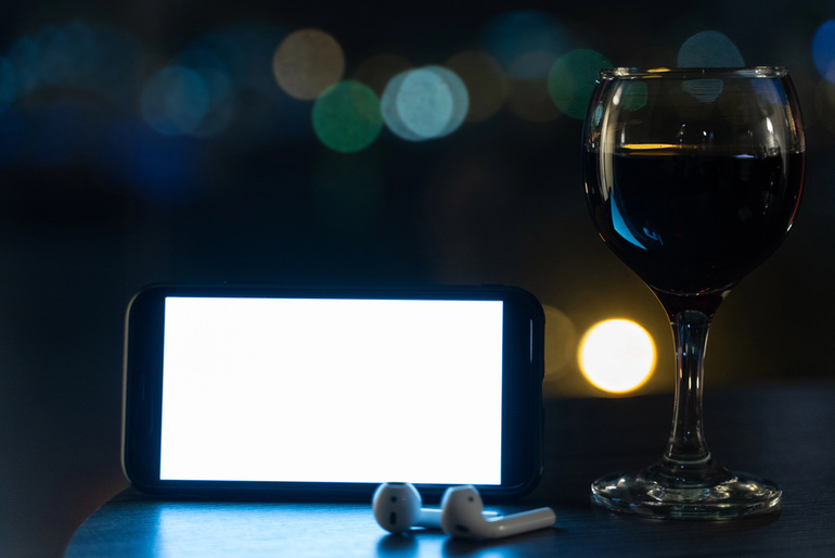 Beer glass in front of a TV screen, representing a Netflix night with a refreshing alternative to defaulting to wine