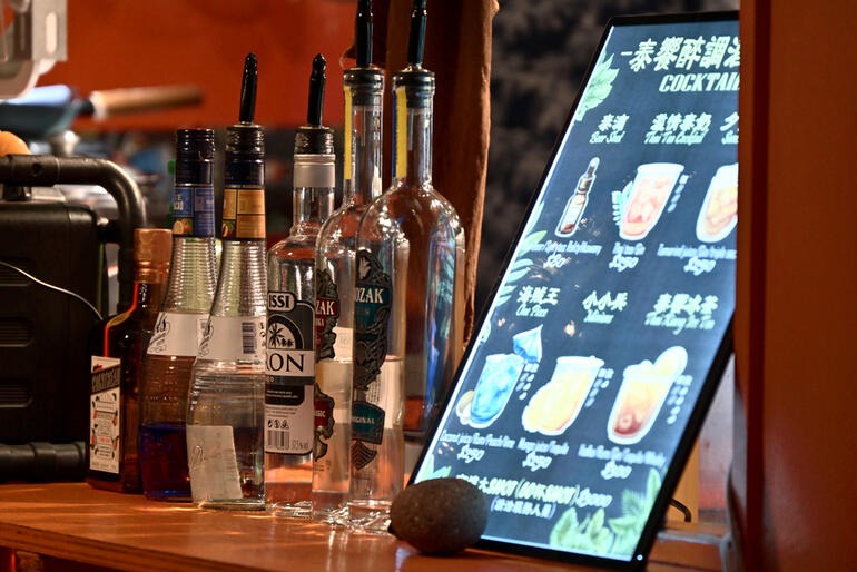 Bar and restaurant beverage service presentation featuring neatly arranged drinks and smart display solutions designed to improve visual appeal and efficiency.