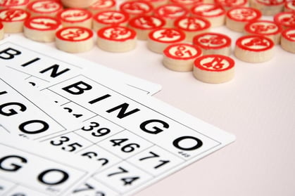 Close-up of online bingo cards and numbered bingo chips, highlighting the social appeal of bingo gaming among beer lovers. 