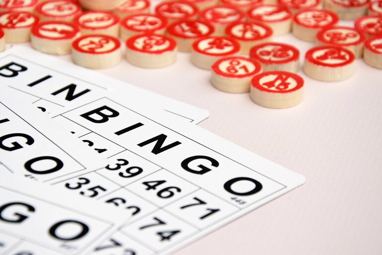 Close-up of online bingo cards and numbered bingo chips, highlighting the social appeal of bingo gaming among beer lovers. 