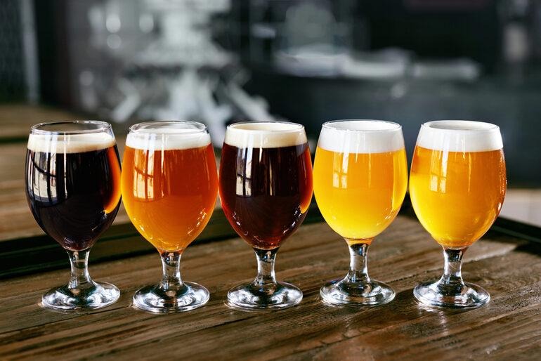 Non-alcoholic craft beer tasting flight featuring a variety of styles and colors, reflecting the evolution of alcohol-free brewing into a refined craft.