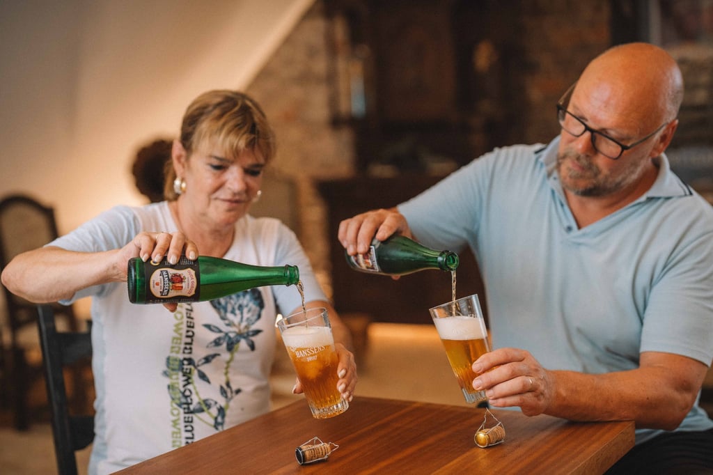 Hanssens beer being poured.