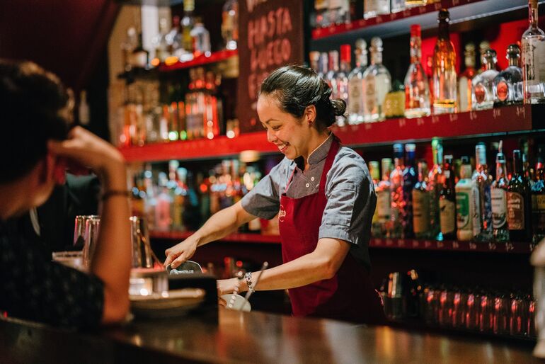 How to Juggle Starting a Bartender Career and Studying