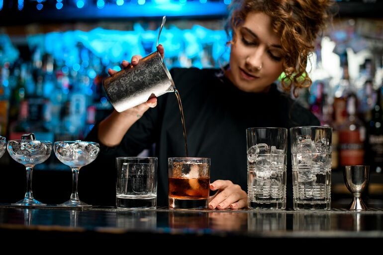 The Best Place To Start Your Career As A Bartender: Pub Or Bar?