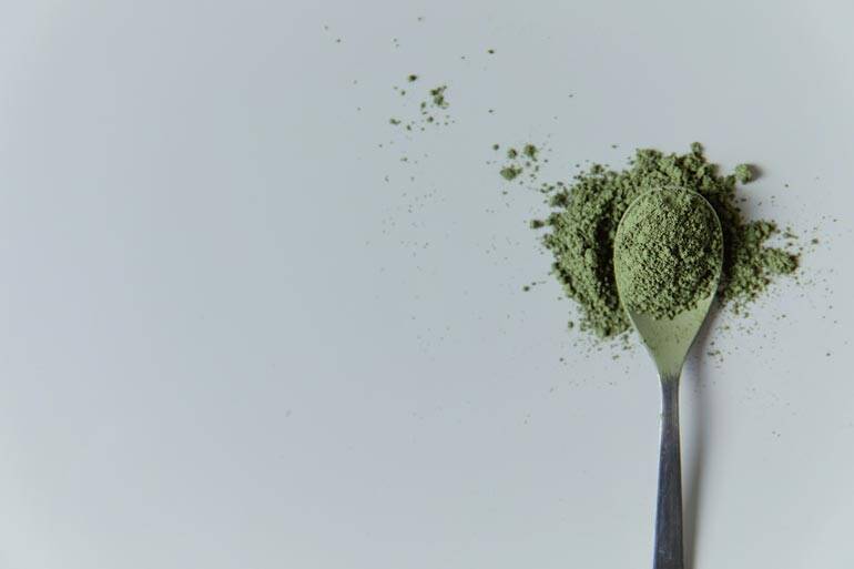 Exploring Kratom Powder: A Comprehensive Guide to Its Health Pros and Cons