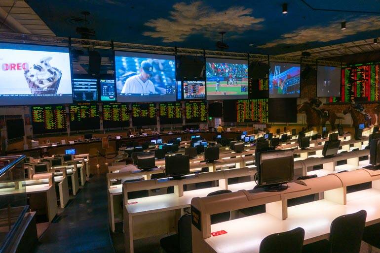The Intersection of Sports and Gambling: A Look at Sports Betting in Online Casinos
