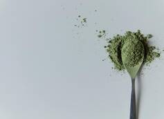 Exploring Kratom Powder: A Comprehensive Guide to Its Health Pros and Cons