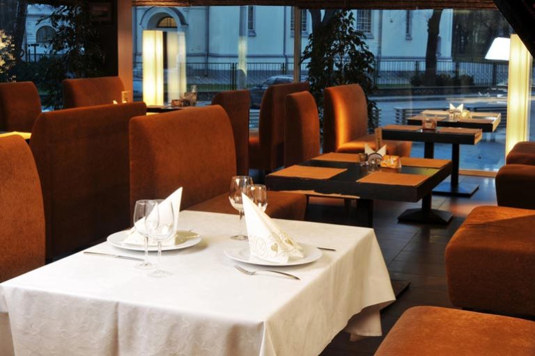 Enhancing the Dining Experience: How Restaurant Chairs Impact Customer Satisfaction