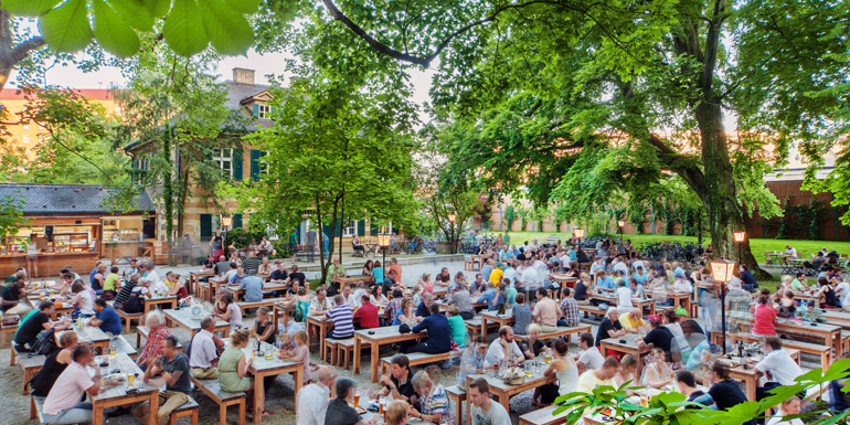 riegele-biergarten-voll.jpg